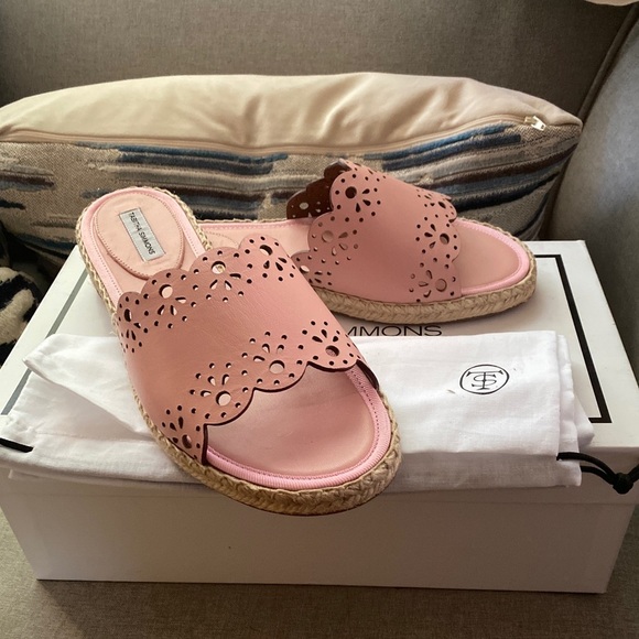 Tabitah Simmons Bobbin slides scallops perforated - Picture 2 of 7